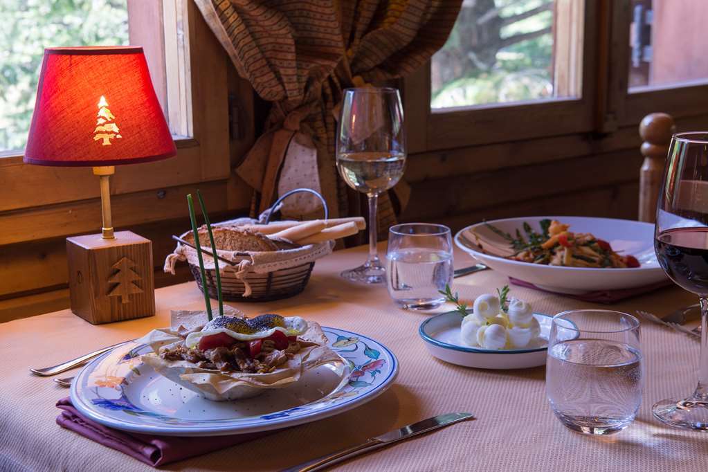 Eco Wellness Hotel Notre Maison Cogne Restaurang bild